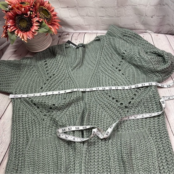 Boutique NWT Dark sage cardigan with pattern and pockets - Picture 7 of 9